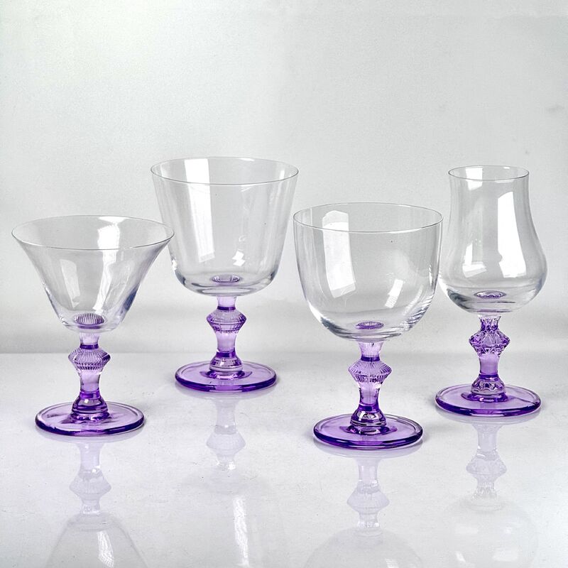 品質 4‑Pack Vintage Purple Stem Wine Glasses, Assorted Shapes Clear Cup with Decorative Purple Stem, Handblown Glass Goblets for Wedding Party Home Tabletop Decoration 工場