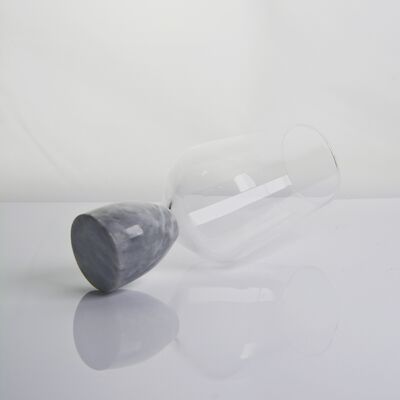 品質 手で吹いた水晶ワイングラス 現代の灰色大理石の幹ベース 超透明のボウル 夕食パーティーや日常のために完璧 工場