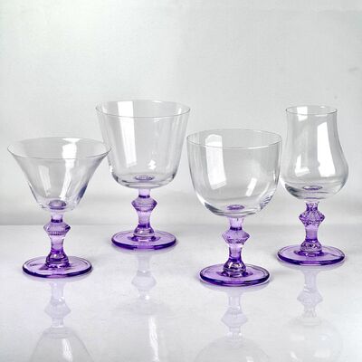 品質 4‑Pack Vintage Purple Stem Wine Glasses, Assorted Shapes Clear Cup with Decorative Purple Stem, Handblown Glass Goblets for Wedding Party Home Tabletop Decoration 工場