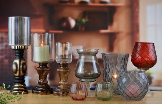 品質 手作り の 古代 の 柱 の 銀 の 足 を 持つ ろうそく を 持っ て いる もの 工場