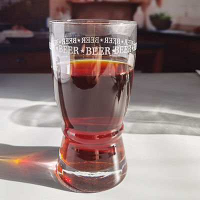 品質 クリエイティブな大口パブ クラフトビールグラス 円のロゴの飾り付け 工場