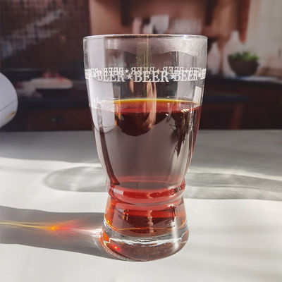 品質 クリエイティブな大口パブ クラフトビールグラス 円のロゴの飾り付け 工場